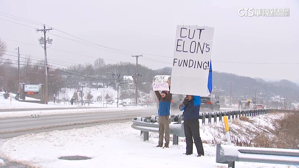 馬斯克大砍聯邦雇員惹怨　示威者：賣掉特斯拉！