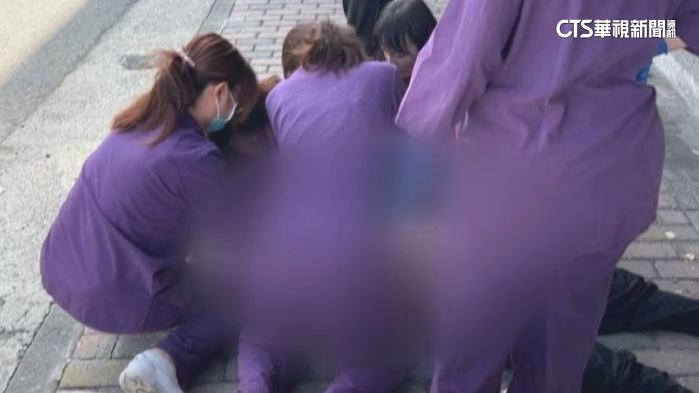 7旬翁疑噎到昏倒　5醫護CPR推床奔百米救回一命