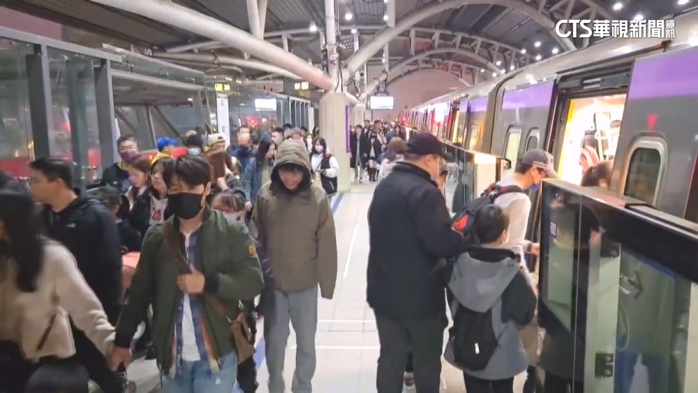 燈會逾百萬人潮塞爆　機捷縮短班次「5分鐘1班」疏解