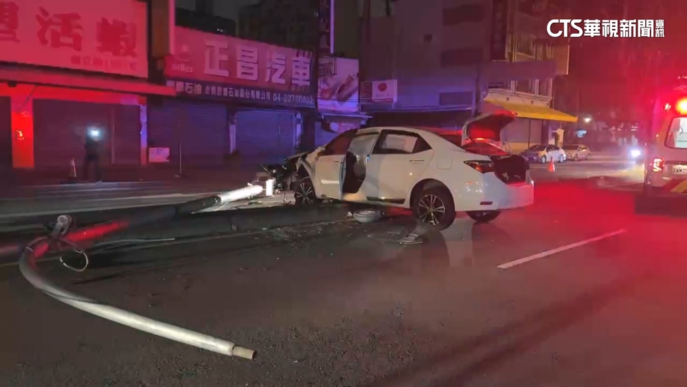 酒駕撞斷路燈　駕駛酒測值高達0.36醉到要人扶