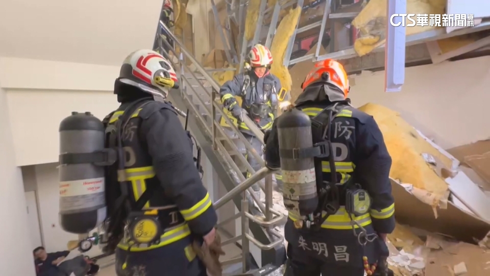 新光三越氣爆第一線　警消背裝備.扛擔架爬12樓