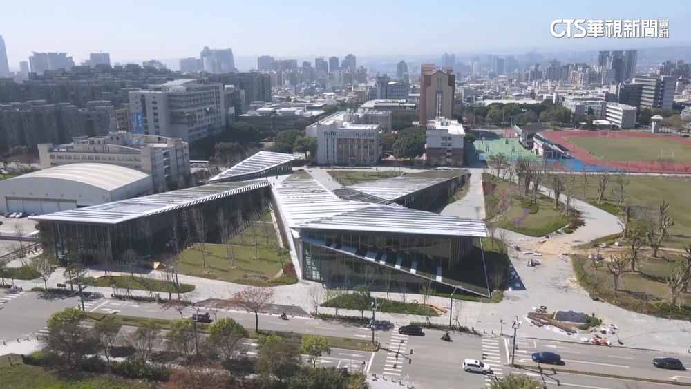 搶開箱知名建築師設計　疑逢甲學生拿鐵梯扮工人拍片