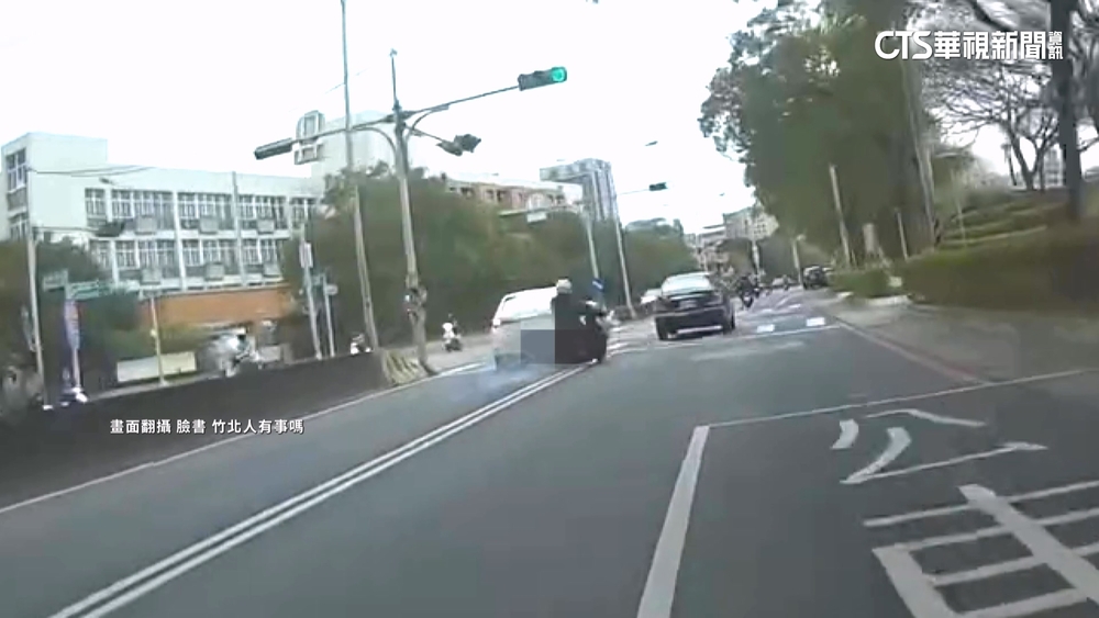 砰！　超車未注意待轉汽車　騎士重摔翻一圈骨裂