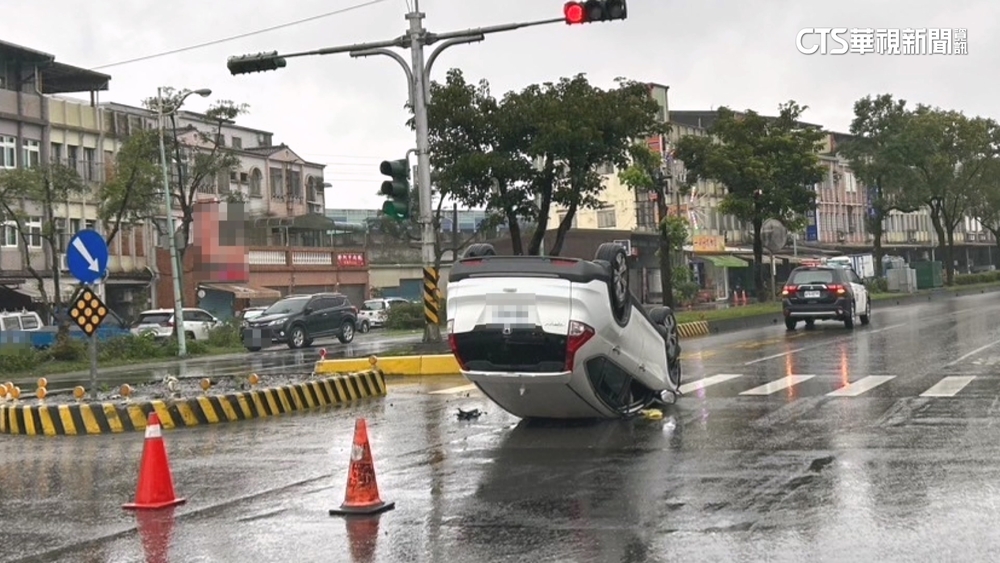 冷氣機故障「車內起霧」影響視線　撞「行人庇護島」翻車