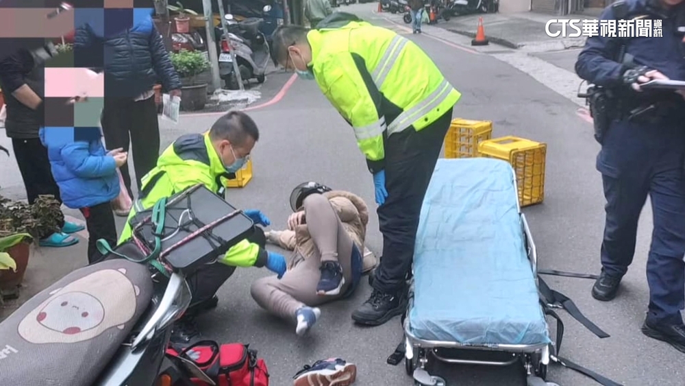 路邊廢床墊突倒壓騎士害摔　警.環保局開罰