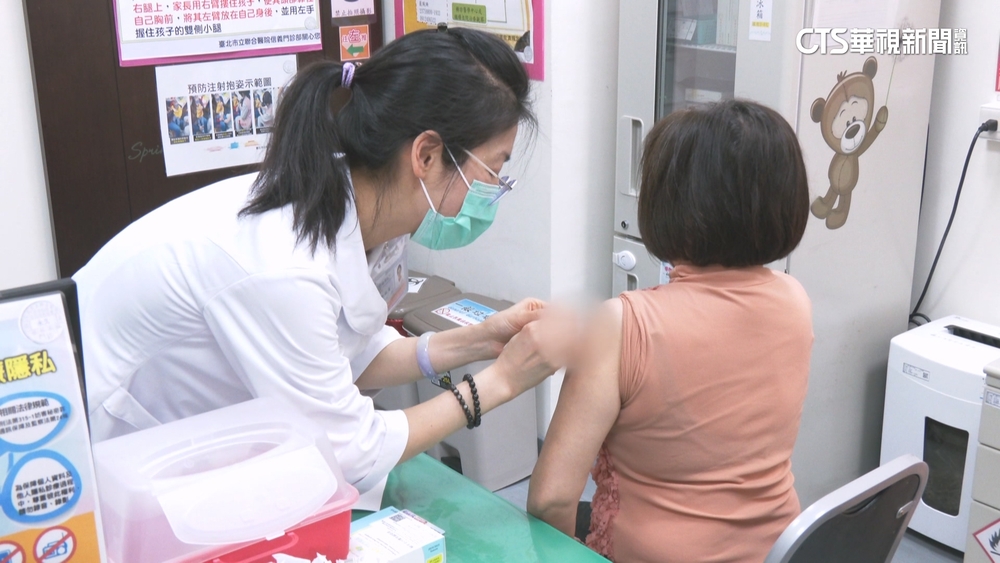 增購流感疫苗陸續開打　民眾早起排隊打疫苗