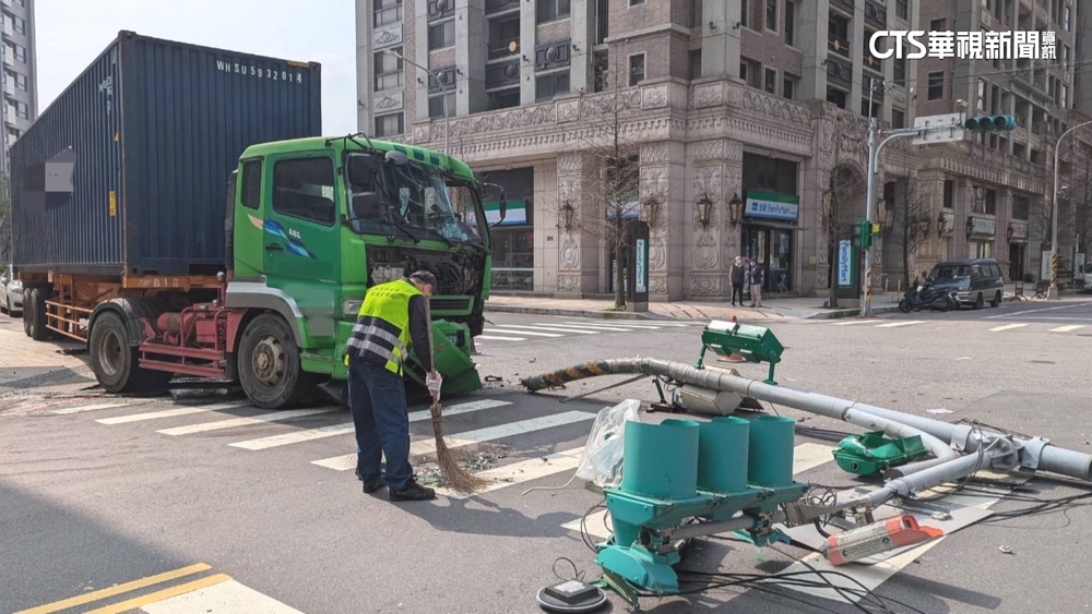 桃園曳引車突爆胎！　失控撞號誌桿傾倒砸路口