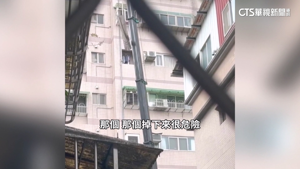 驚！吊掛鐵皮突墜地　民眾嚇壞：5樓飛落1樓