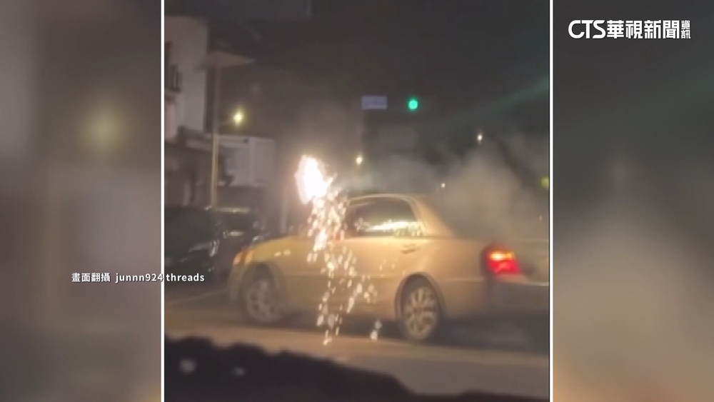 嚇！邊開車邊揮仙女棒　「火花四射」後車驚閃避