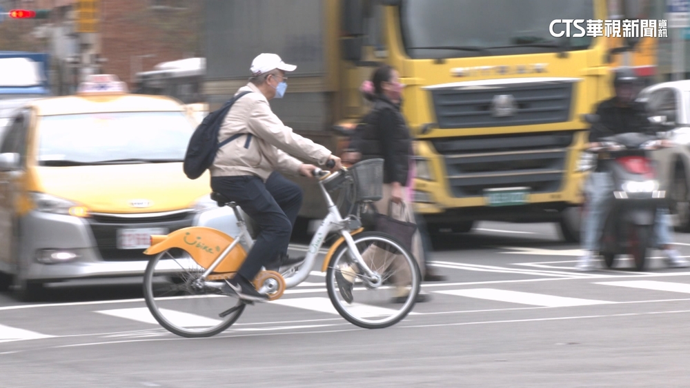 YouBike過斑馬線吃罰單！　腳踏車屬慢車不可騎