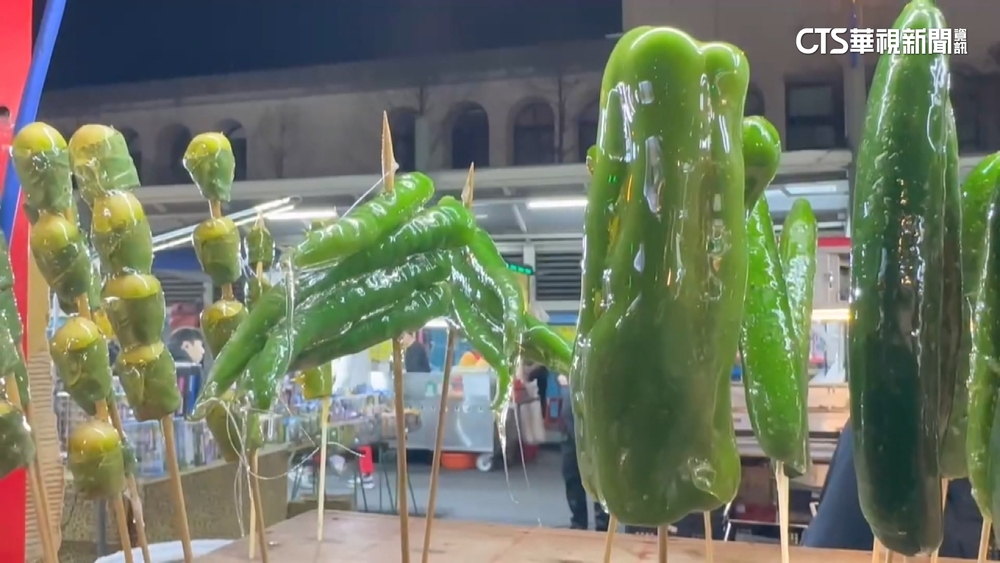 辣椒.蒜苗.青椒.檳榔　夜市「怪奇糖葫蘆」暴紅