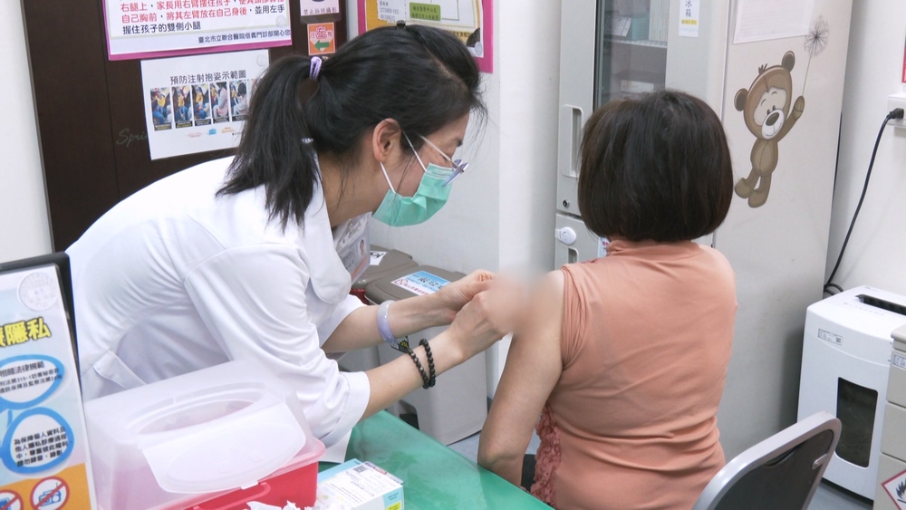 增購公費流感疫苗首日接種4萬劑！　疾管署：目前僅剩不到6萬劑
