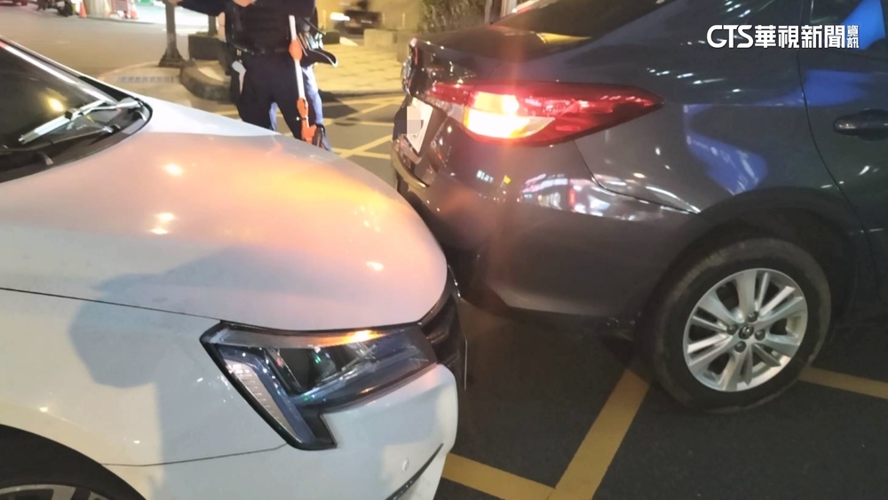 駕駛下車忘記拉手剎！　停車場前轎車「倒退嚕」撞後車