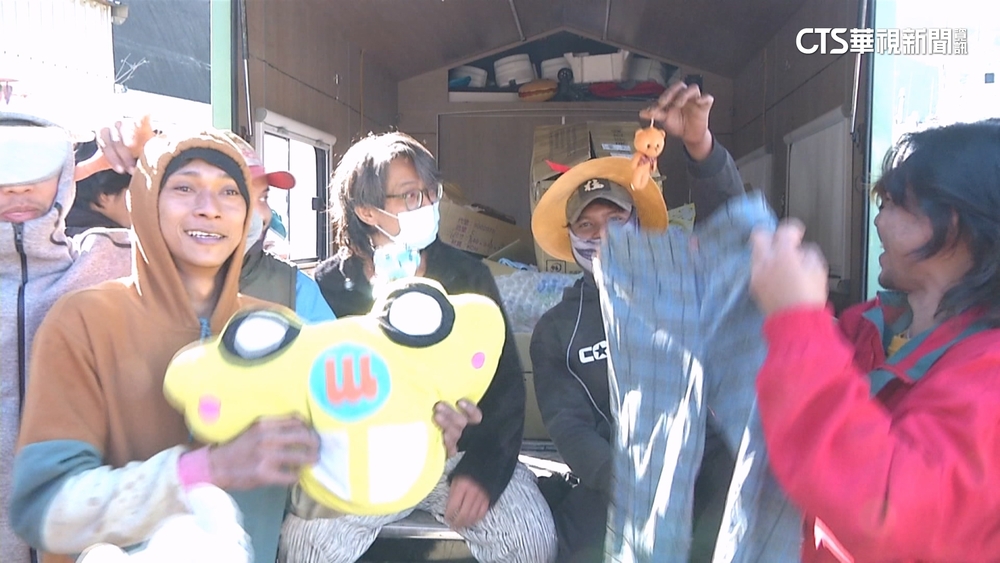 當移工「耶誕老人」！　貓哥募集絨毛娃娃送暖