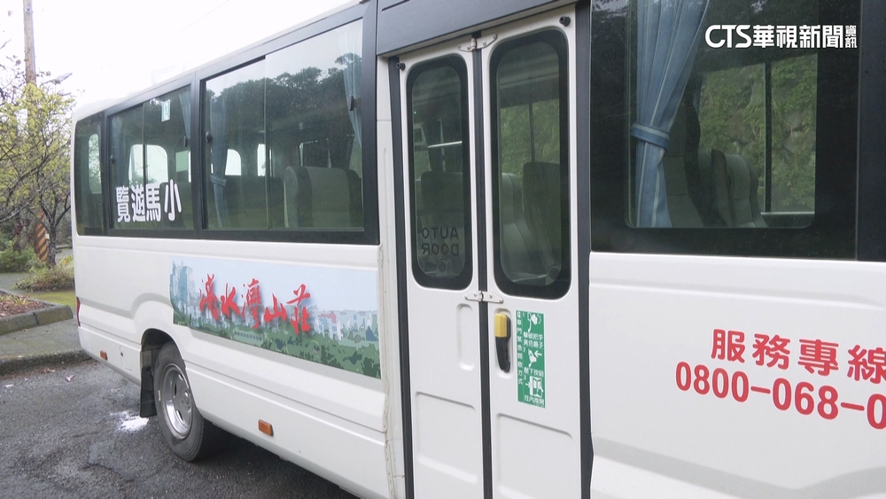 友被拒載.主委理論　社區巴士3度衝撞車「險撞人」