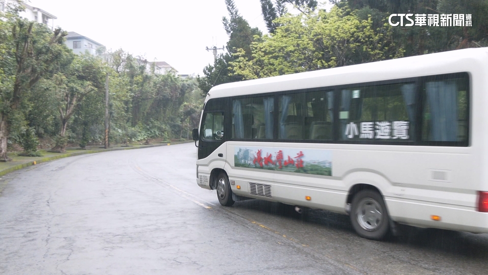 攔車問題爆發衝突！社區巴士司機與住戶車上互罵