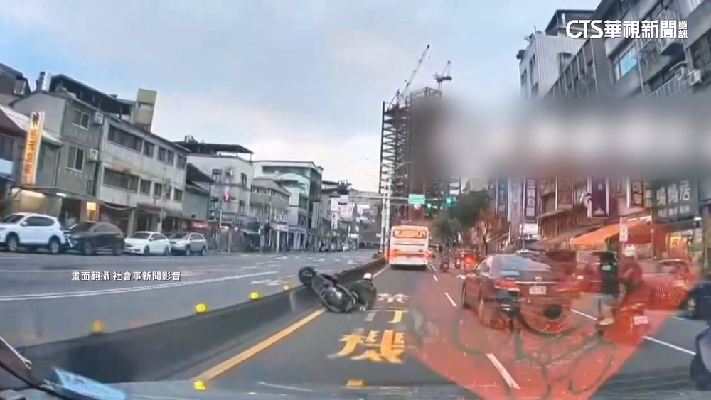 公車換道害騎士摔！　駕駛遭控肇逃　警否認還原現場