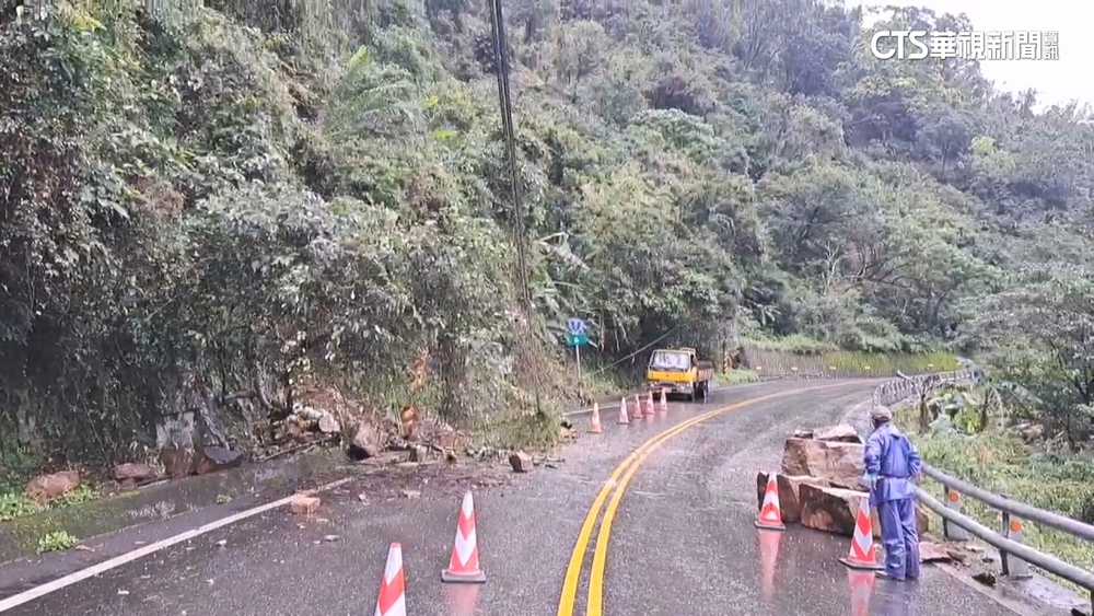 巨石砸斷電桿！　福山植物園聯外山路坍方單線雙向搶修