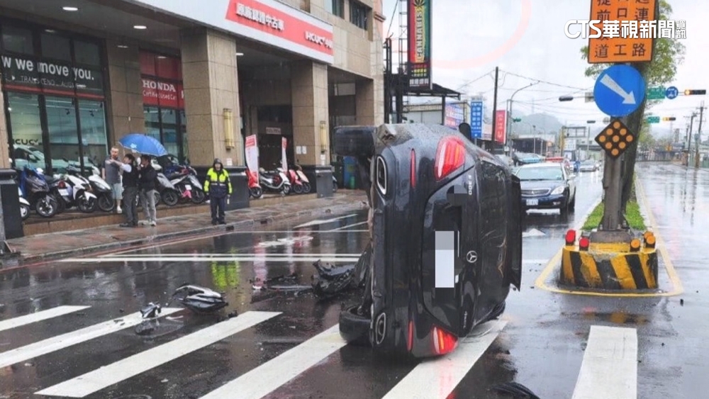 19歲男無照開老闆名車回家　天雨打滑失控翻覆
