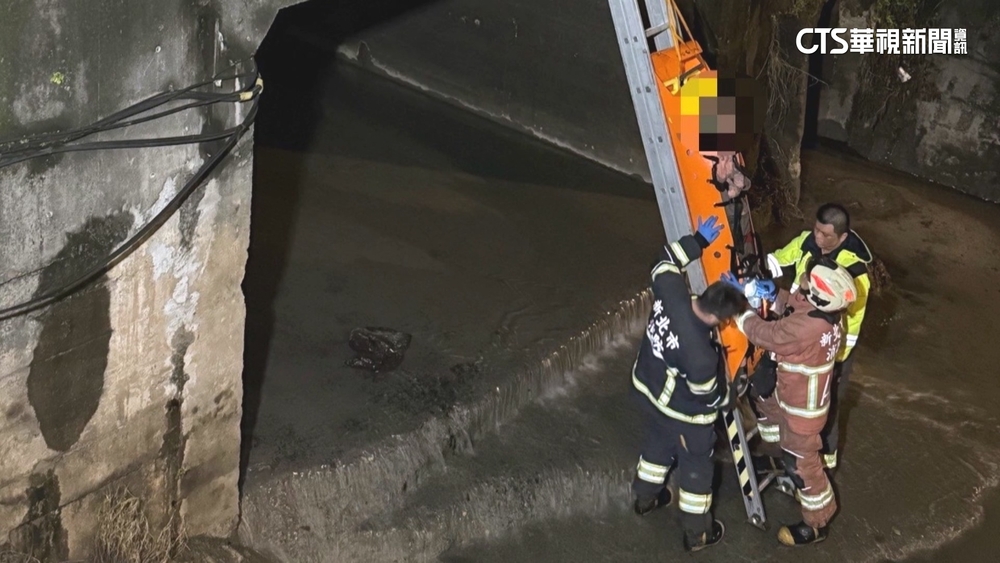 新莊走失跌落樹林大排 婦困5公尺深獲救送醫