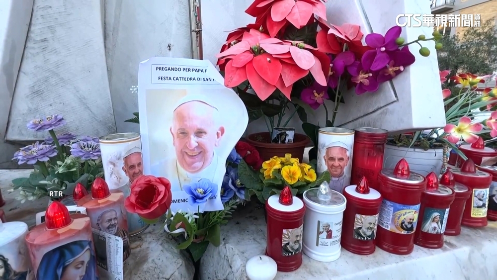 教宗病危後度過「平靜一夜」　信徒齊聚點蠟燭祈福