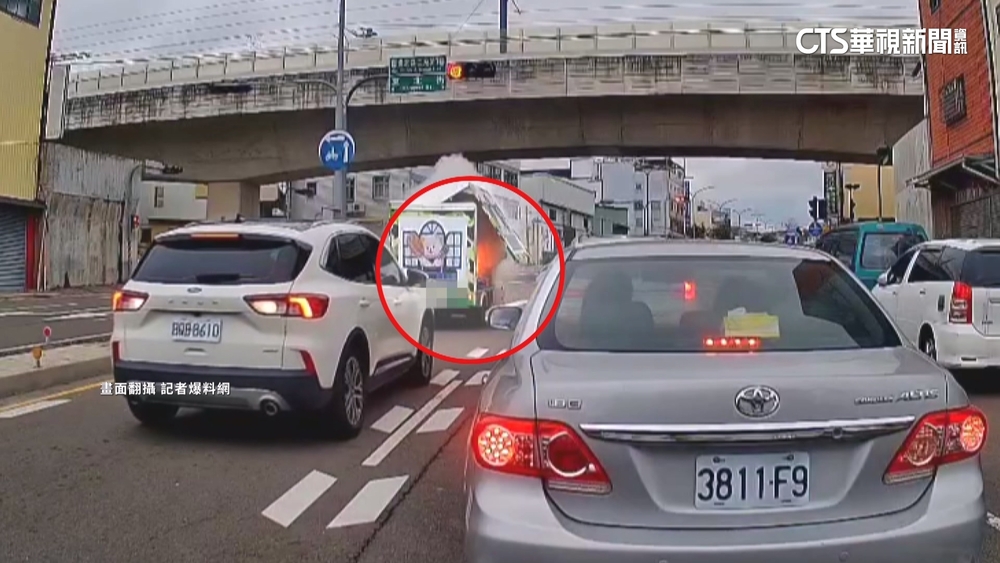沙威瑪餐車停紅燈突冒烈火　周圍轎車倒車驚逃
