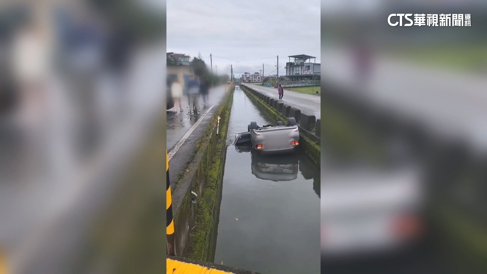 疑未注意路況擦撞　1車側翻.另1車摔進大排