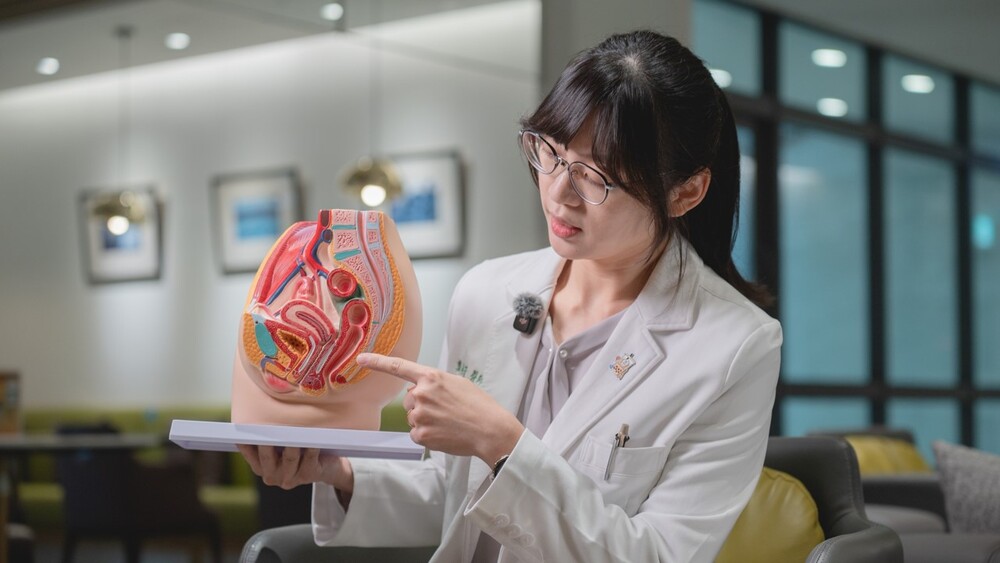 恩主公醫院引進「蒙娜麗莎之吻陰道雷射」，1年內完成超過300台療程，幫上百位女性改善私密困擾，重拾健康與自信，患者滿意度極高。圖／恩主公醫院提供