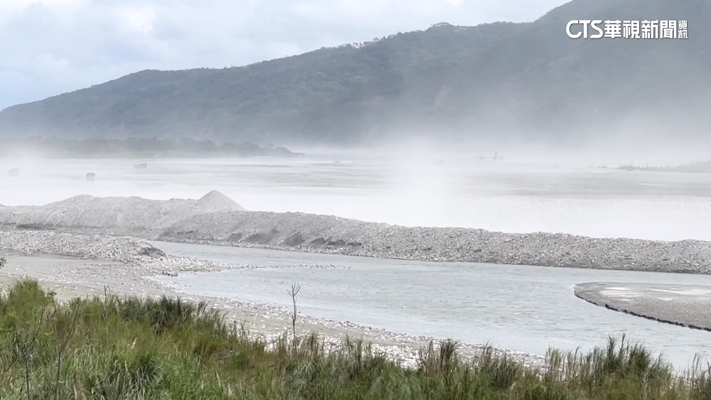 花蓮「風吹沙」霧濛濛！　騎士戴口罩.放慢車速應對