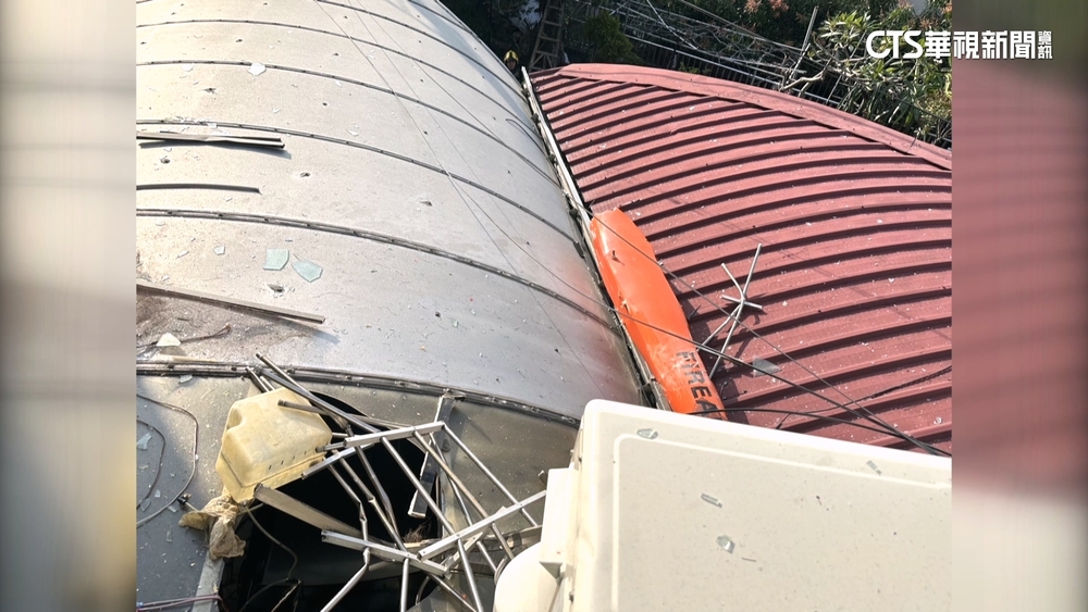 疑國軍靶機墜落　台南民宅屋頂遭「空襲」破大洞