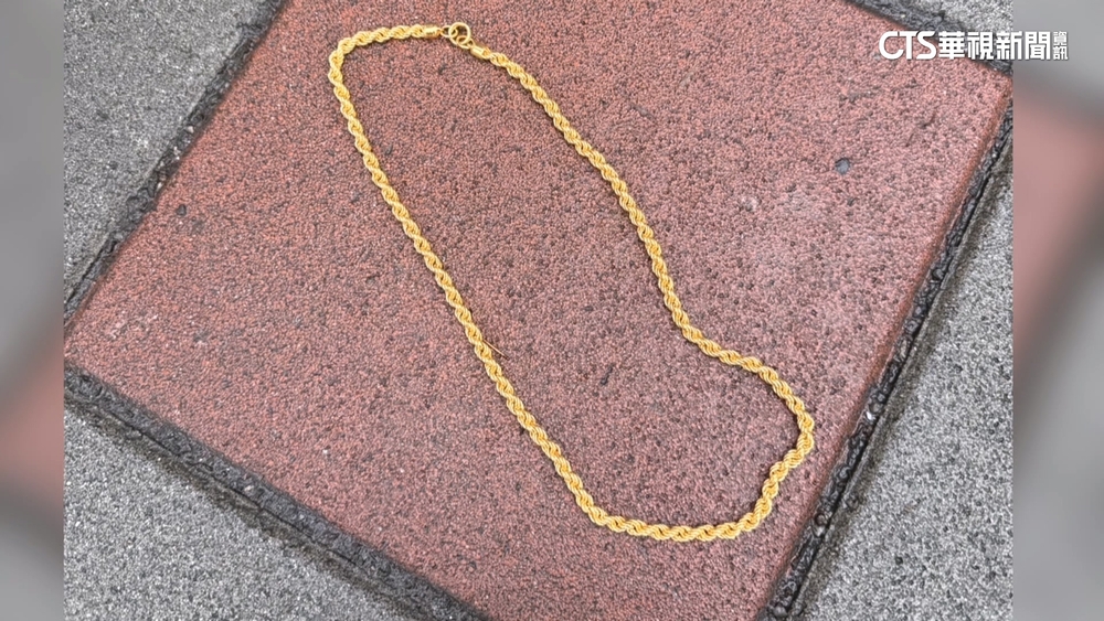 光天化日搶西門町銀樓！奪19萬金鍊狂奔　路人助逮