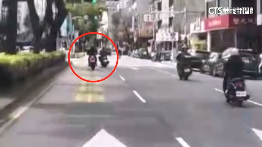 疑未注意前方　騎士撞重機車尾噴飛「被後車輾亡」