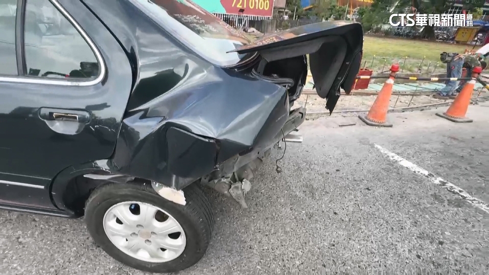 又見喪屍煙彈！飛車失控連環撞　再衝派出所撞警車