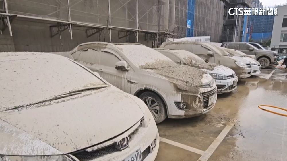 工地灌漿疑操作不慎狂噴水泥　至少15車「灰頭土臉」