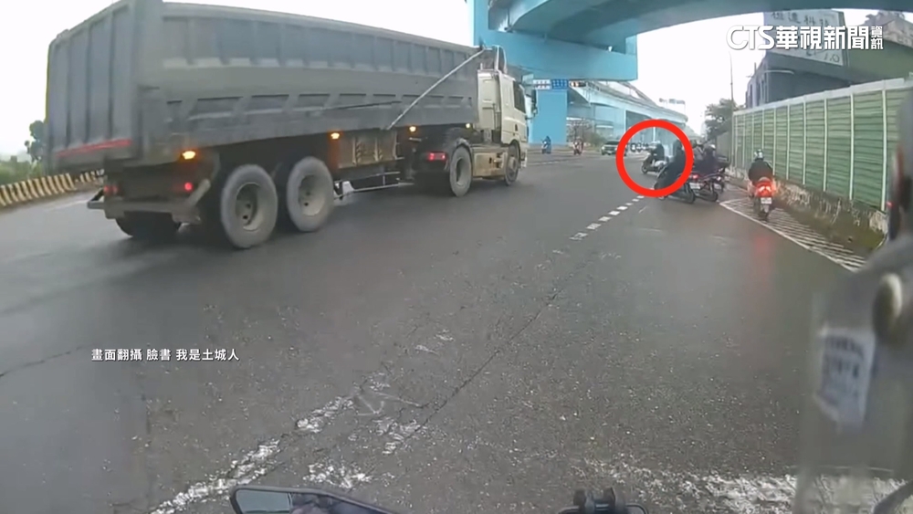 搶快害命！曳引車闖紅燈　騎士起步被輾亡