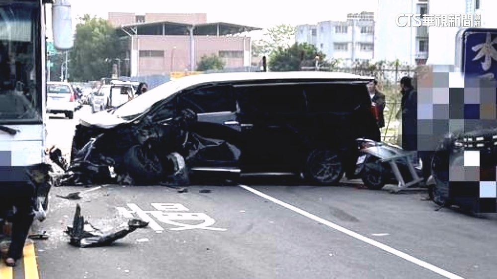 公車閃違停跨雙黃線　「阿法」直撞維修估50萬