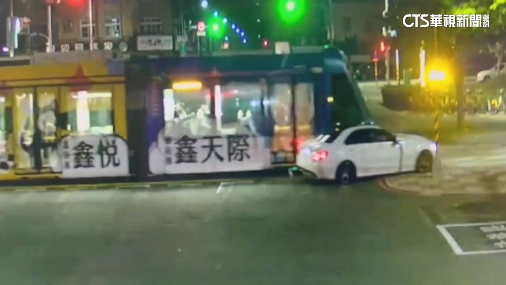 左轉擦撞輕軌棄車逃逸　警逮毒品通緝犯駕駛