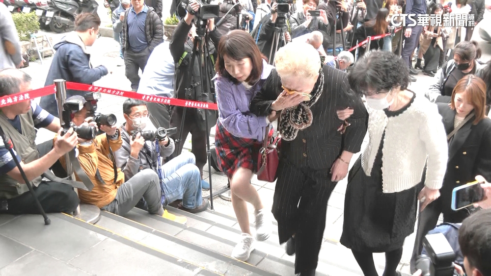 柯媽媽、陳佩琪今天下午至台北地院陳述意見。圖／華視新聞