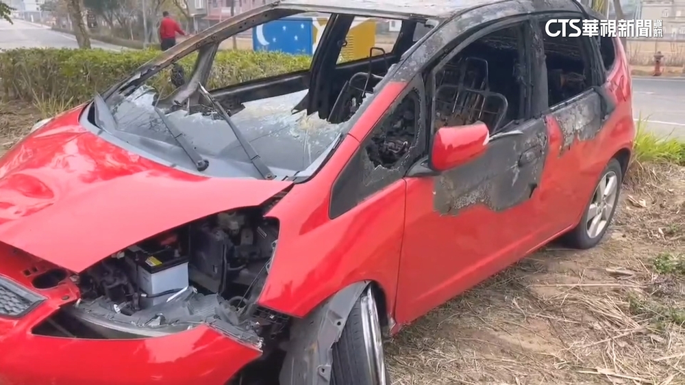 金門圓環老翁載孫自撞火燒車！　民眾急奔救人