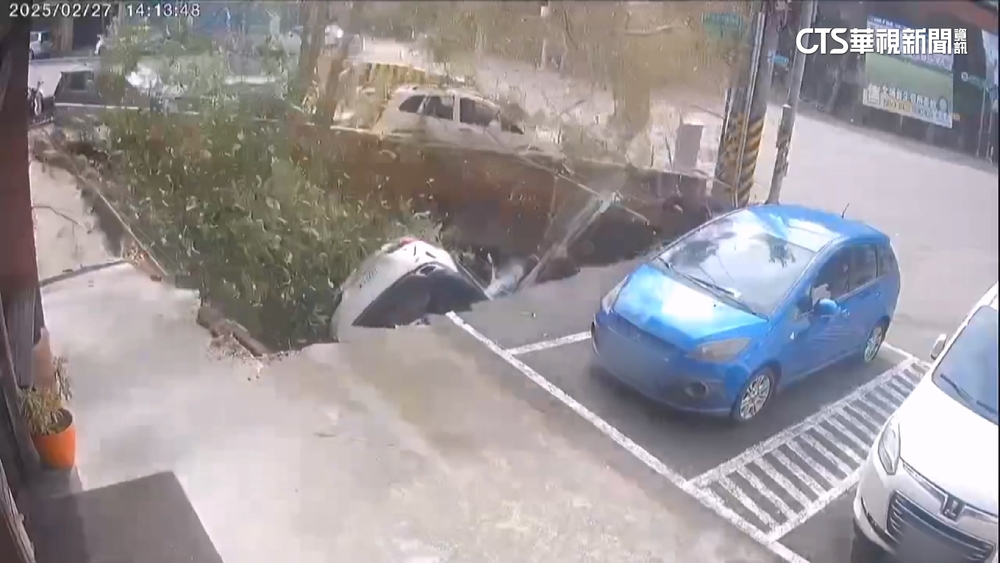 竹東突現巨大天坑！　「吞入整輛車」住戶飽受驚嚇