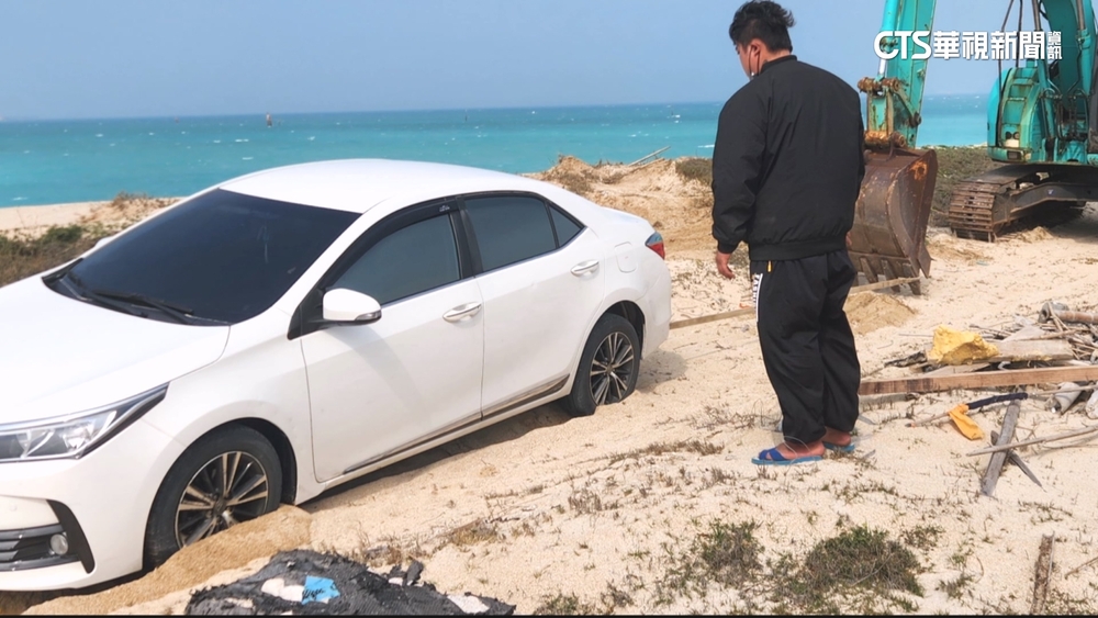 租車遊天堂路！　太信導航卡沙灘　澎湖警找怪手助脫困