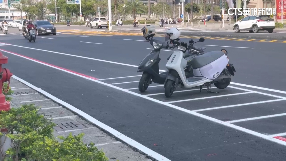 高雄機車停車格卡2車道間惹議　交通局：參考國外設計