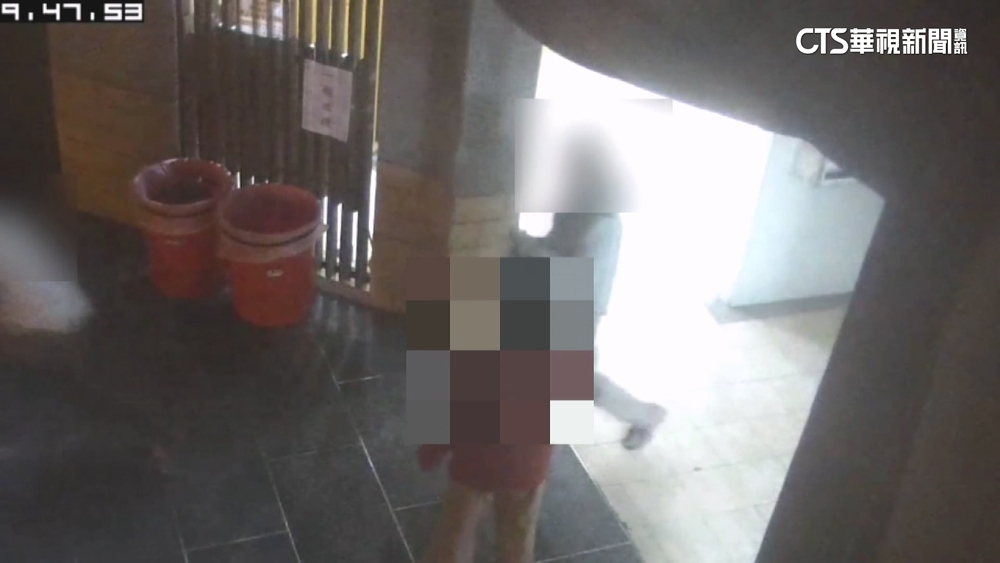 公園女廁驚見「手機穿過隔板」疑偷拍　男遭逮心虛逃