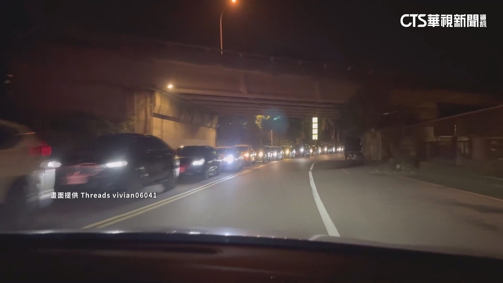 烘爐地土地公廟人車滿！　塞逾4公里.沿路像停車場