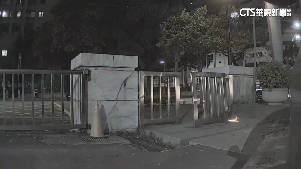 無聊男子「丟鞭炮」！　一旁就是充電樁...車主嚇壞