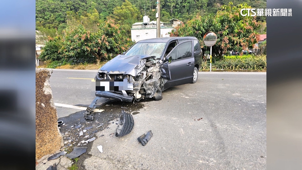 休旅車失控逆向撞對向護欄！　駕駛兒子脫臼送醫