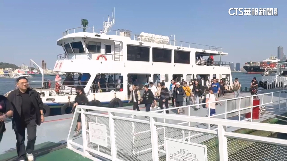 228連假旗津湧人潮　排搭渡輪隊伍綿延250米