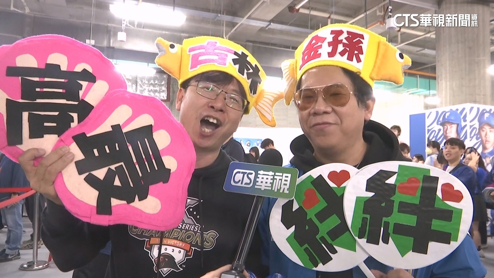 北海道阿嬤跨海挺「金孫」　自製鮭魚帽為古林加油