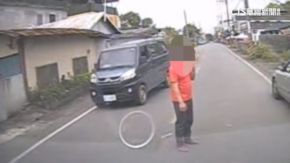 救護車急送！　遭醉男擋道16秒　違規最高可罰3千6