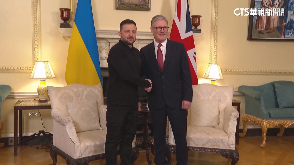 天壤之別！澤倫斯基赴英會談　施凱爾熱情握手擁抱
